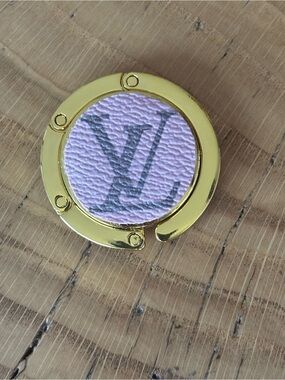 Louis Vuitton Glossy Purse Hanger, Bag Holder, Bag Hanger, Gold tone